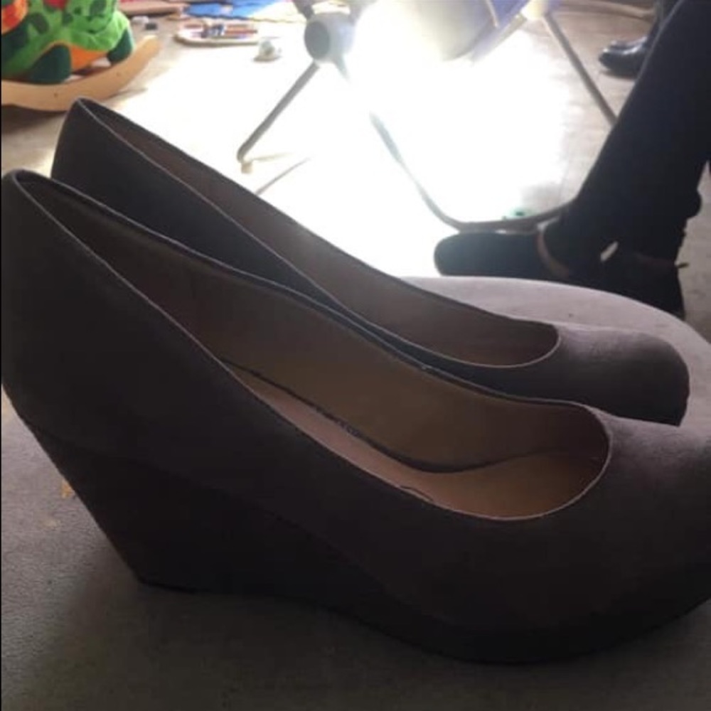 Grey pumps
